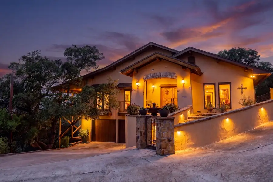 617 Hillside Dr, Kerrville, TX 78028 - #2