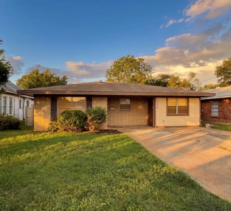 1217 Park St, Kerrville, TX 78028 - #2