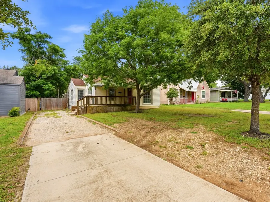 929 Golf St, Kerrville, TX 78028 - #2