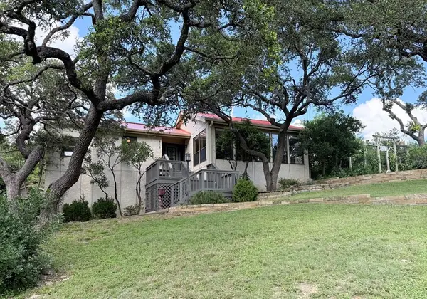 818B Bulwer Ave, Kerrville, TX 78028