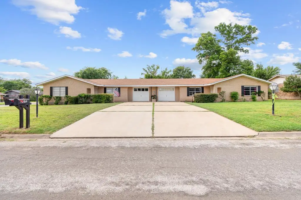 202 Manor Dr, Kerrville, TX 78028 - #1