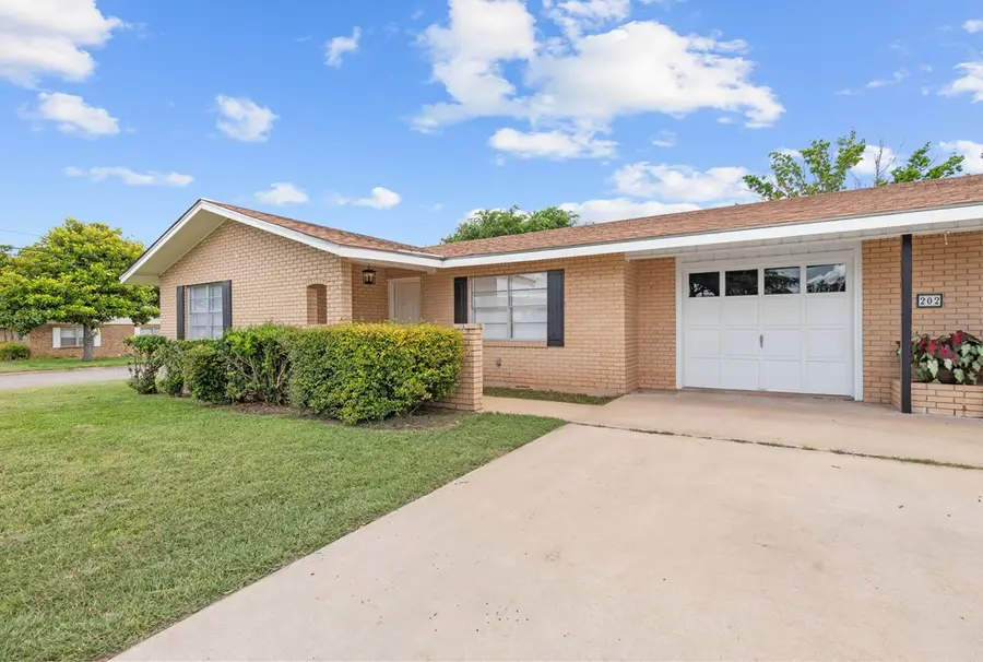202 Manor Dr, Kerrville, TX 78028 - #3