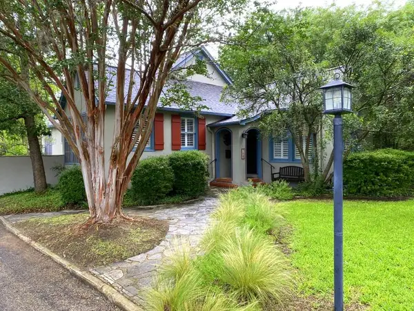 705 W Main St, Kerrville, TX 78028
