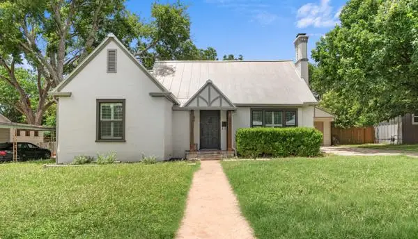 925 Prescott St, Kerrville, TX 78028 - #1