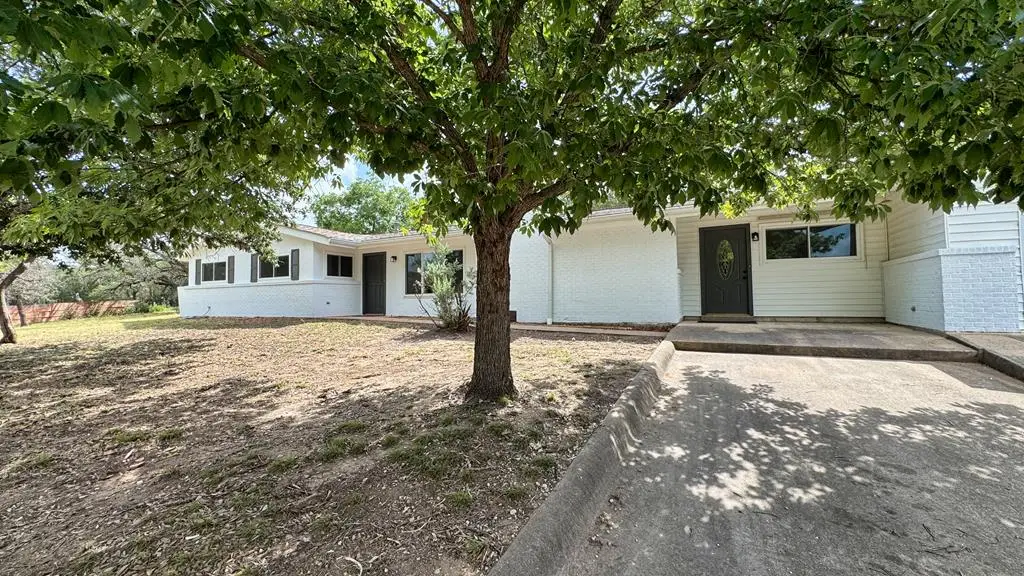 241 W Doris Dr, Kerrville, TX 78028 - #1