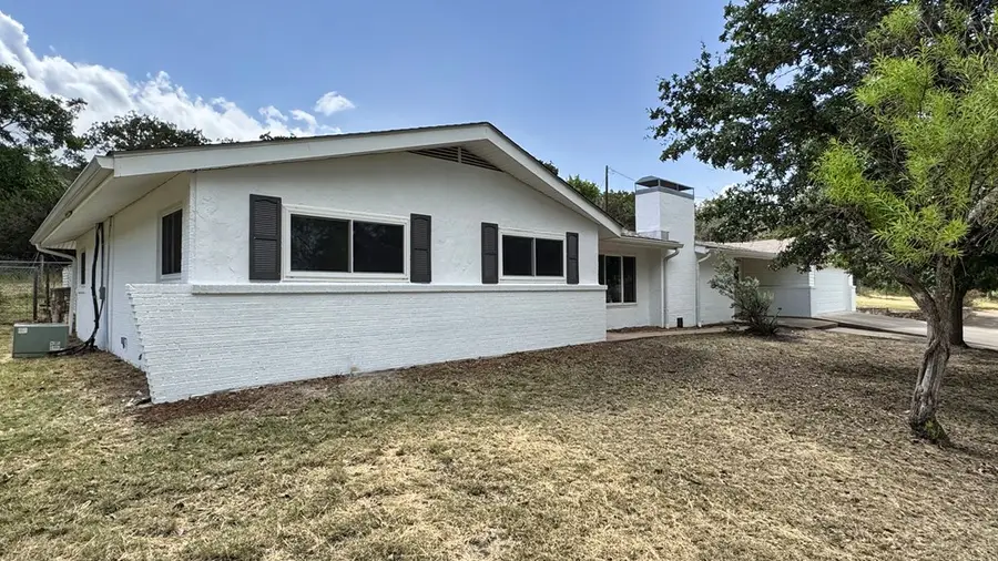 241 W Doris Dr, Kerrville, TX 78028 - #2