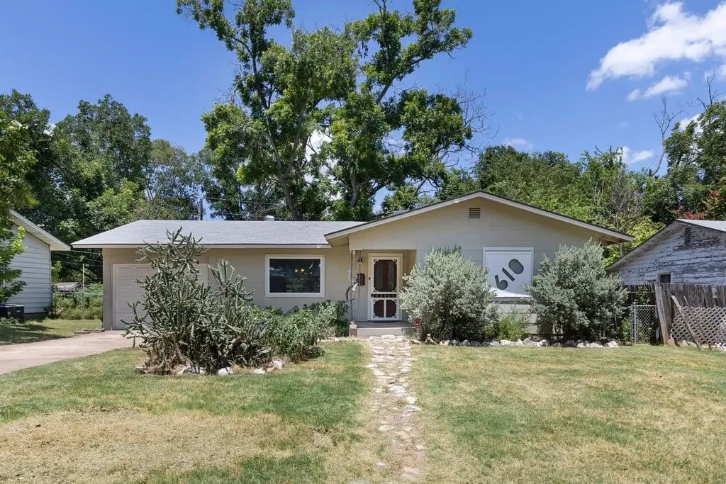 610 Stephen St, Kerrville, TX 78028 - #1