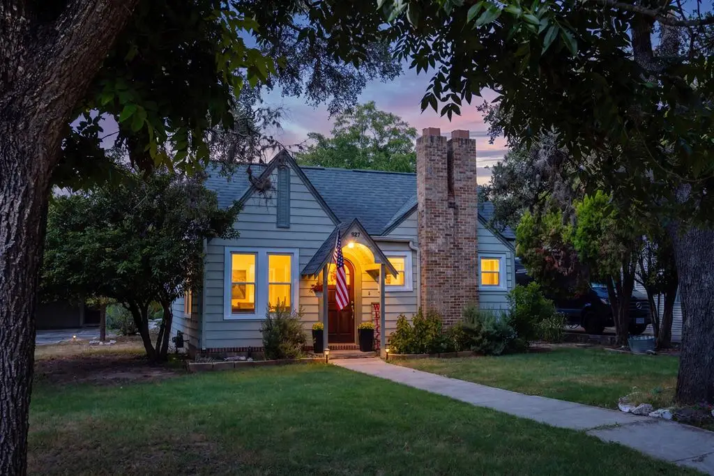 927 Myrta St, Kerrville, TX 78028 - #1