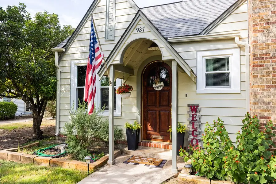927 Myrta St, Kerrville, TX 78028 - #2