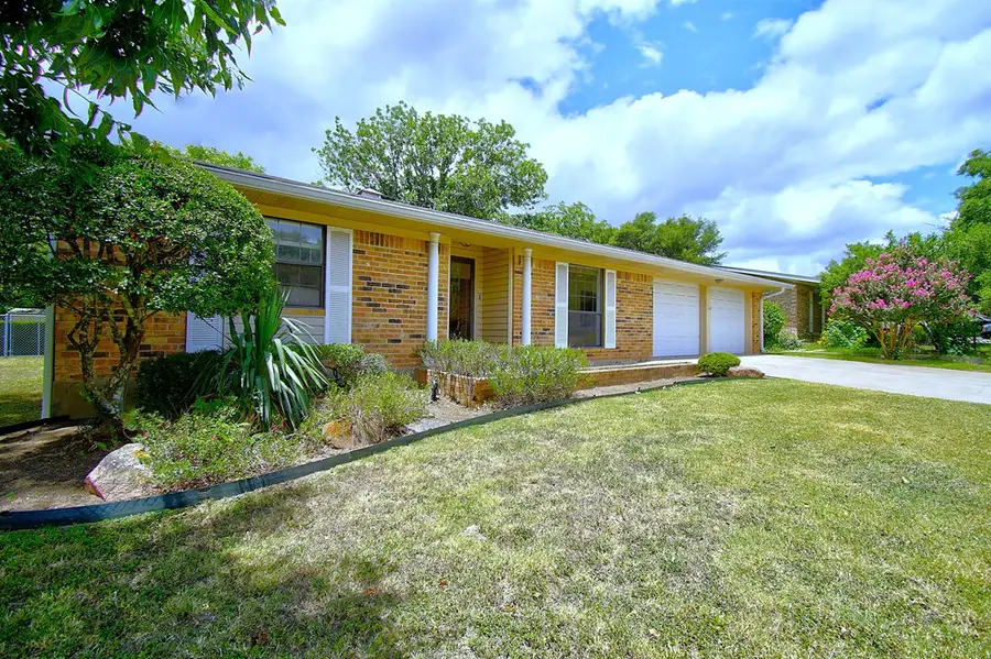 907 Lake Dr, Kerrville, TX 78028 - #2