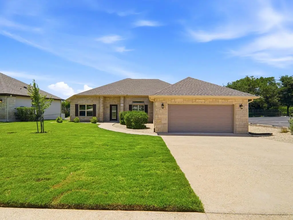 2011 N Athens Ave, Kerrville, TX 78028 - #1