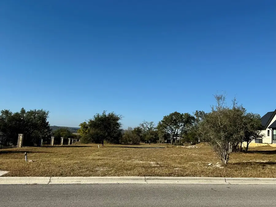 1018 Comanche Hills Dr, Kerrville, TX 78028 - #2