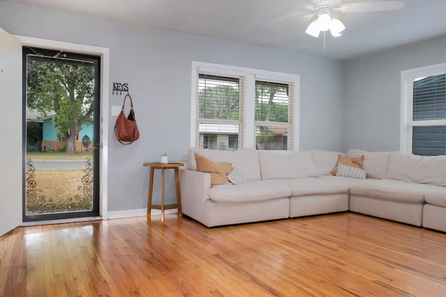 607 Leland St, Kerrville, TX 78028 - #2