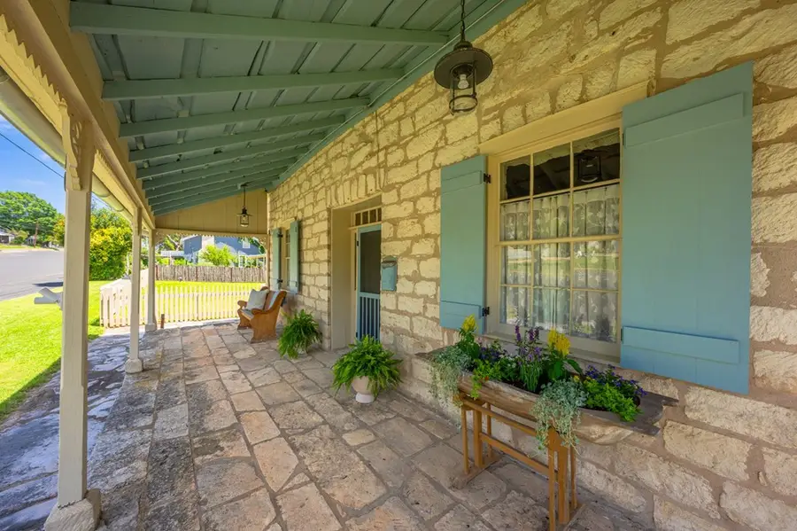 419 W San Antonio St, Fredericksburg, TX 78624 - #3