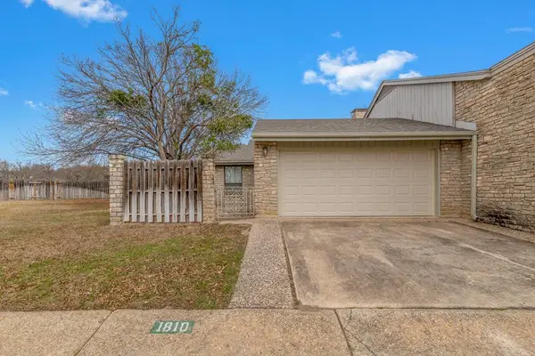 1810 N Woodstone Dr, Kerrville, TX 78028