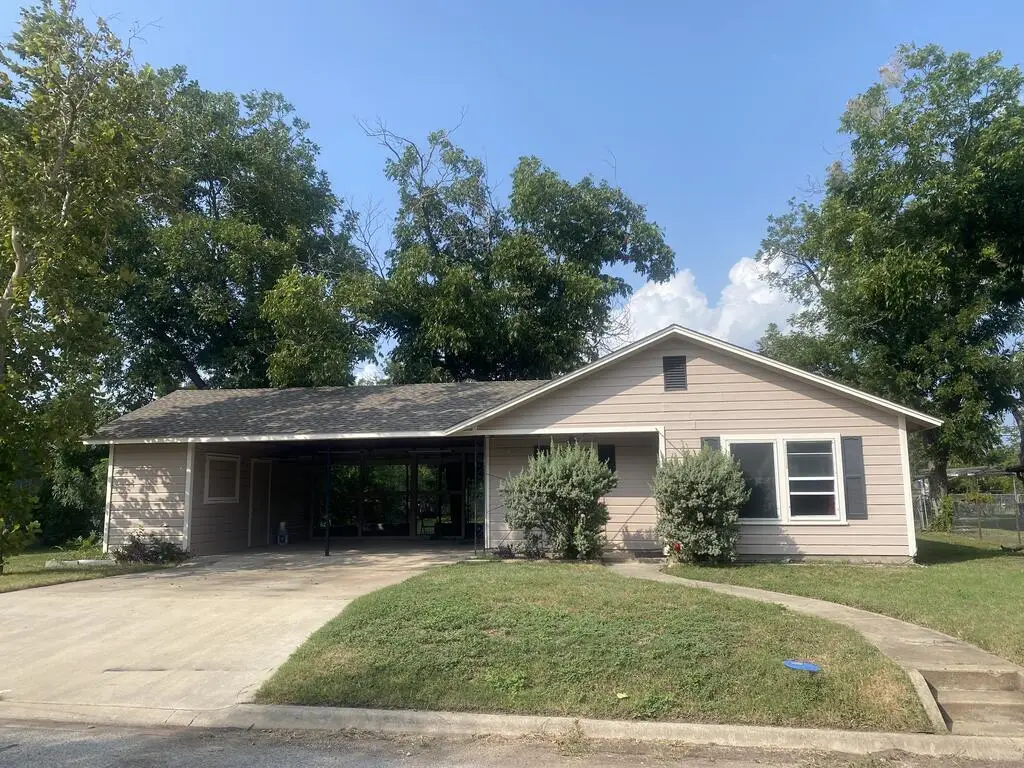512 Milton St, Kerrville, TX 78028 - #1