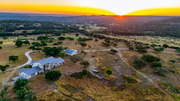 945 Elm Pass Rd, Center Point, TX 78010