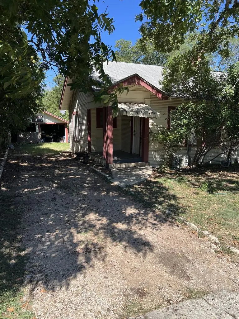 818 N Wheless Ave, Kerrville, TX 78028 - #1