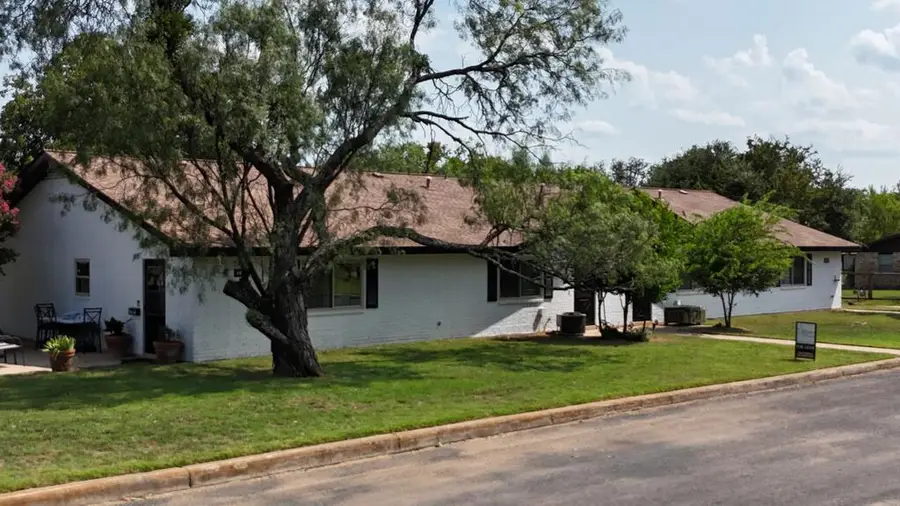1405 N Crockett Dr, Fredericksburg, TX 78624 - #2