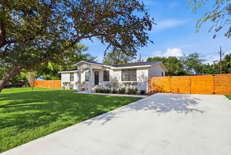 211 Oak Ridge Dr, Center Point, TX 78010 - #2