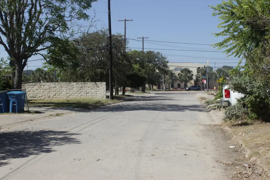 314 N Mimosa St, Kerrville, TX 78028 - #3