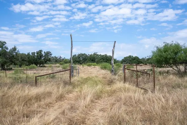 955 S Laird Rd, Harper, TX 78631