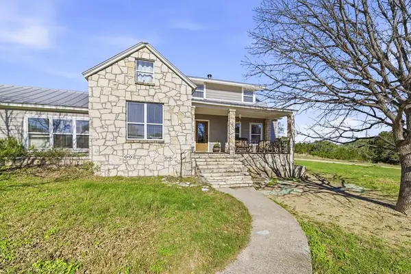 265 Shalako Dr, Kerrville, TX 78028