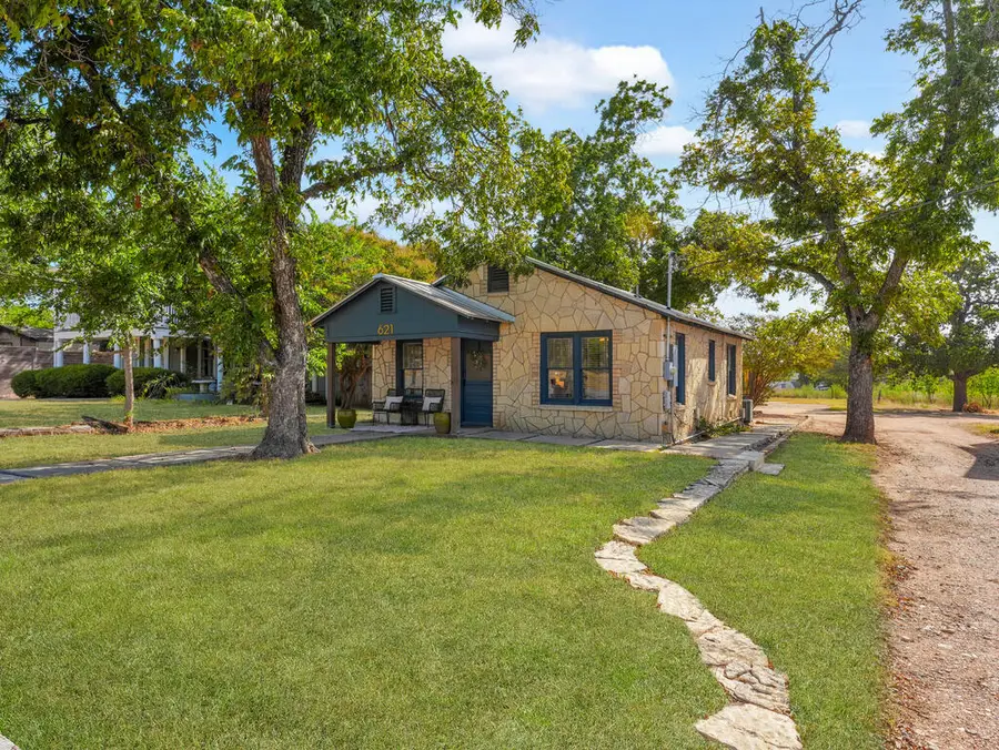 621 S Washington St, Fredericksburg, TX 78624 - #3