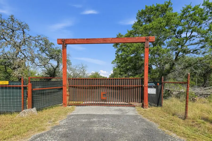 201 S Sierra Rd, Kerrville, TX 78028 - #2