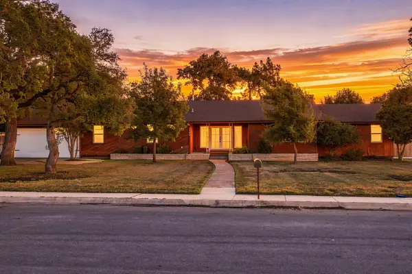 1106 W Main St, Kerrville, TX 78028