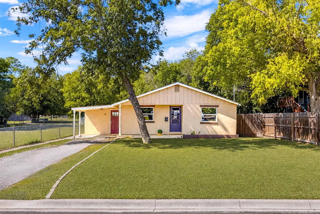 916 Ford St, Kerrville, TX 78028 - #1