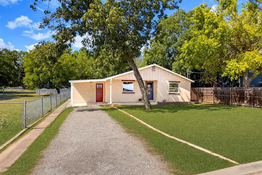 916 Ford St, Kerrville, TX 78028 - #2
