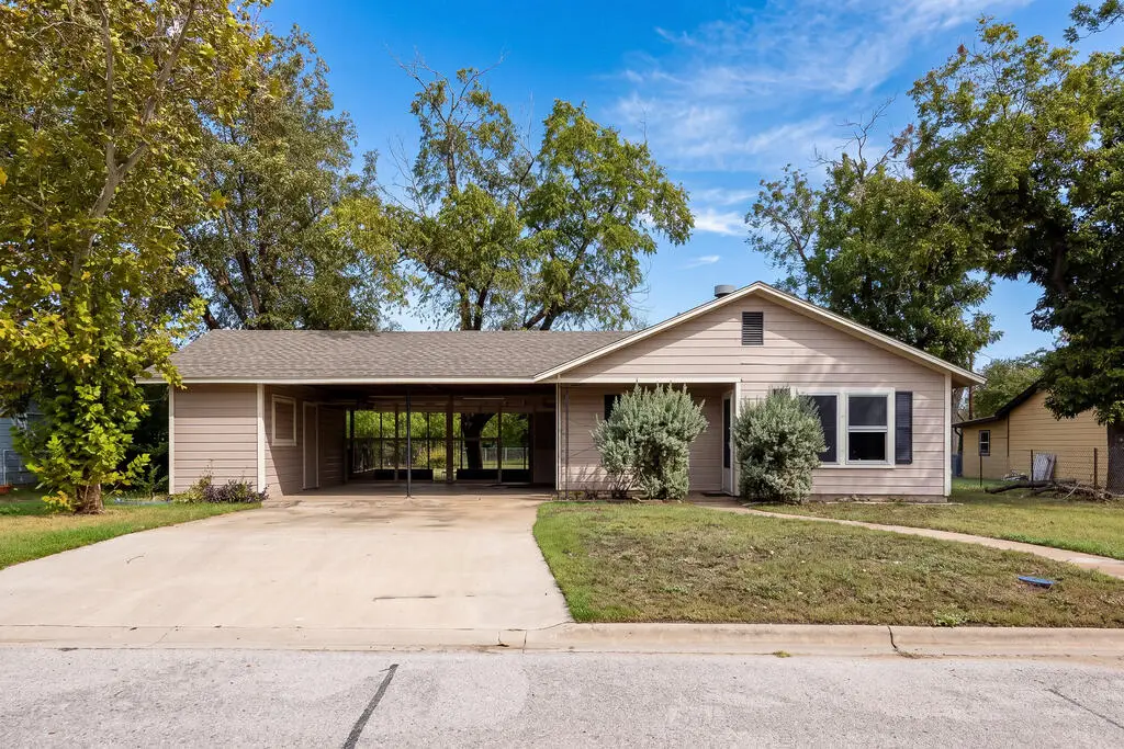 512 Milton St, Kerrville, TX 78028 - #1