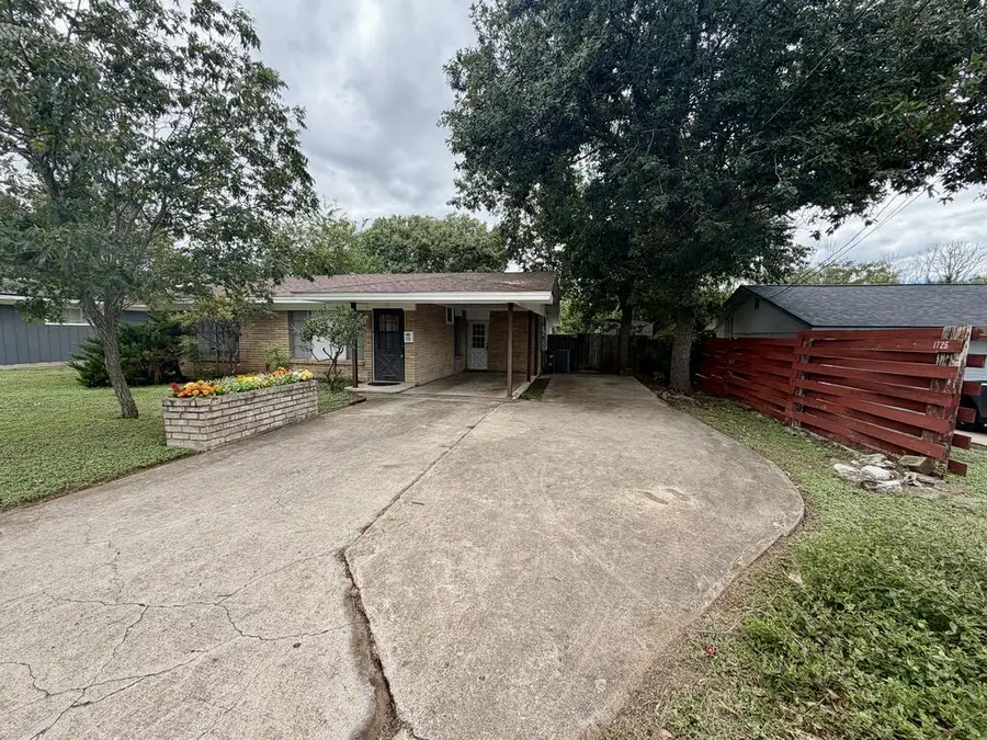 1725 First St, Kerrville, TX 78028 - #2