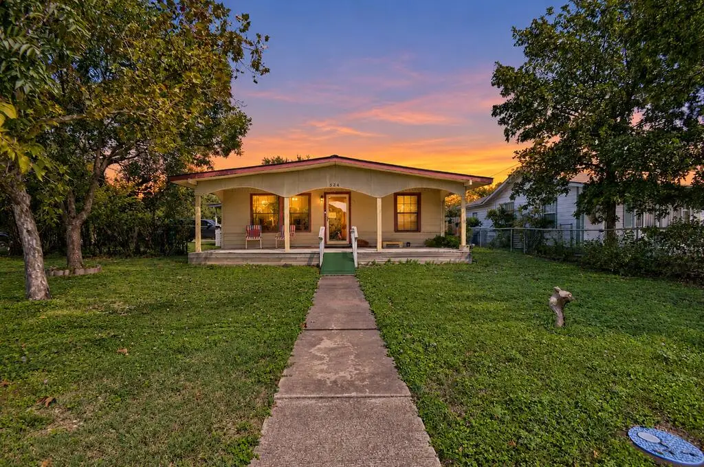 526 Guadalupe St, Kerrville, TX 78028 - #1
