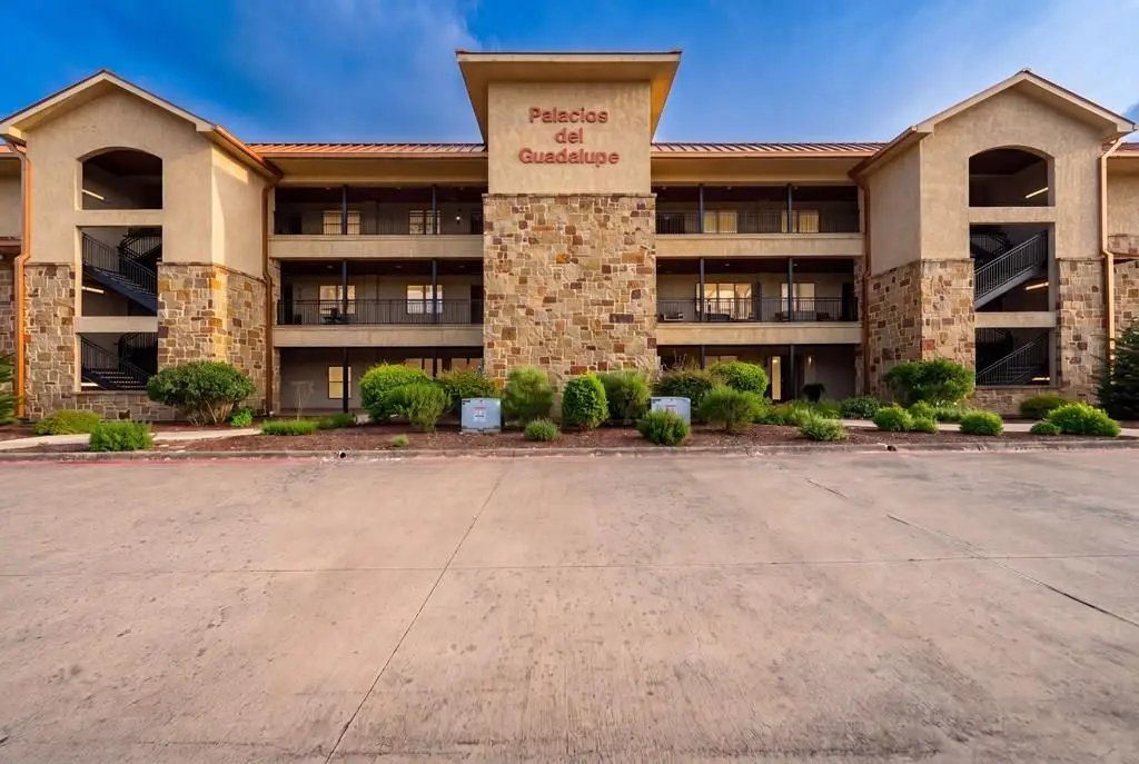 521 Guadalupe St, Kerrville, TX 78028 - #1