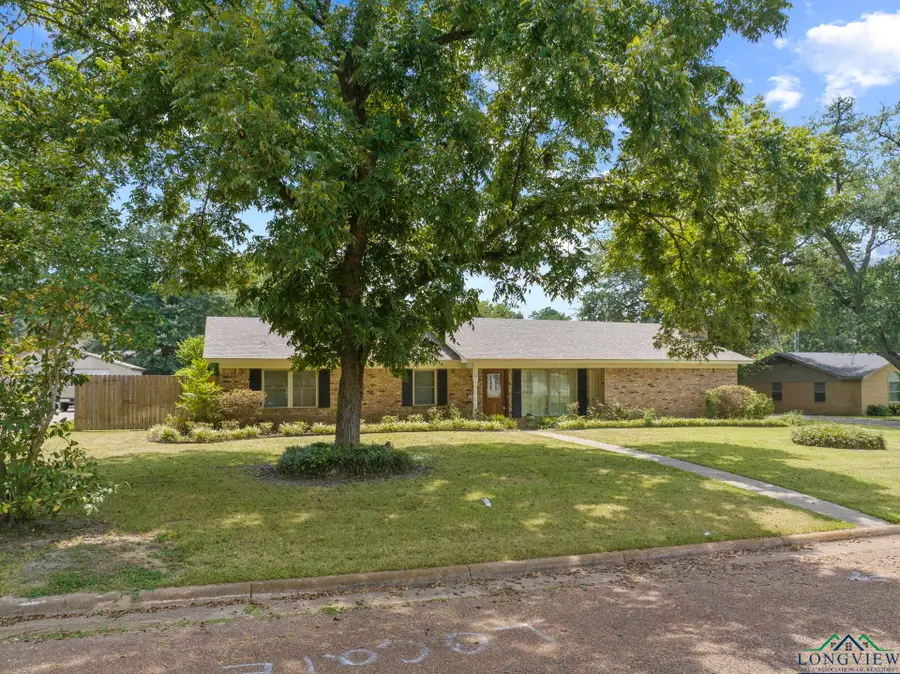 909 Elizabeth St, Gilmer, TX 75644 - #2
