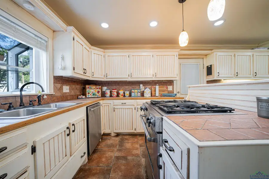 921 N Montgomery St, Gilmer, TX 75644 - Image #3