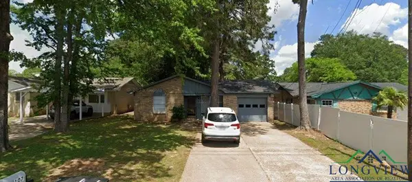 107 Berry Dr, Wake Village, TX 75501