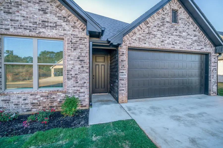 1429 Page Valley Cir, Longview, TX 75601 - Image #2