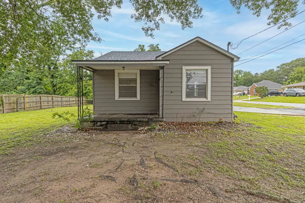 524 N College St, Lindale, TX 75771 - #1