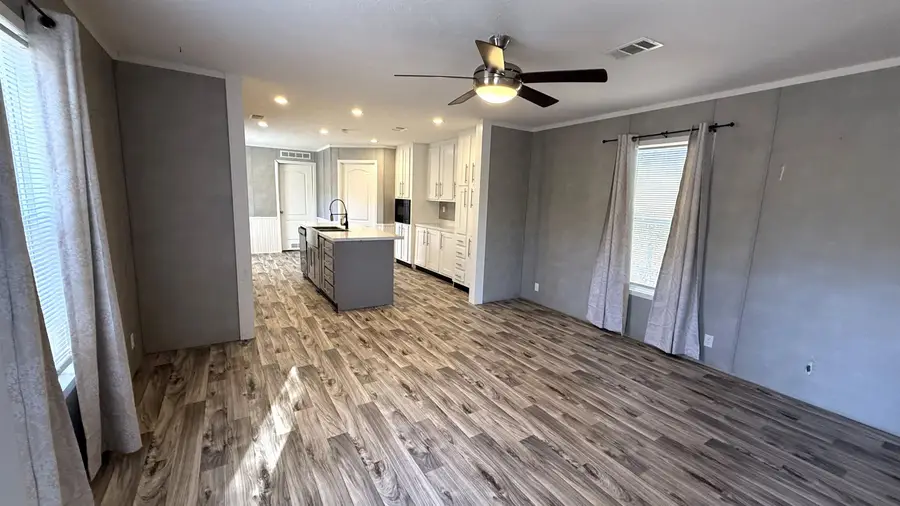 6089 E Juanita Dr, Longview, TX 75605-6372 - Image #2