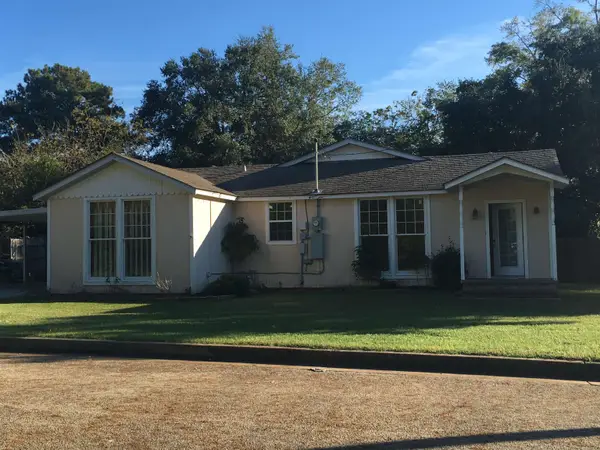 912 Noble St, Troup, TX 75789