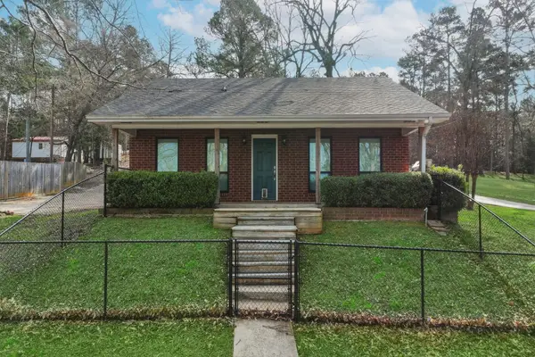 3075 E Lake Drive, Gladewater, TX 75647