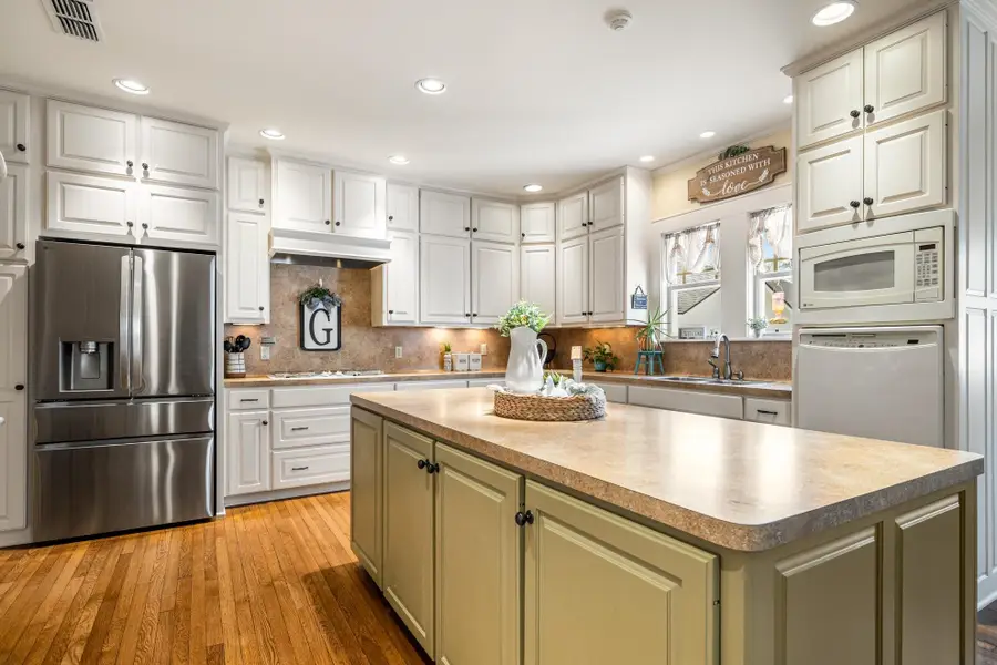 1208 Pine St, Kilgore, TX 75662 - #2