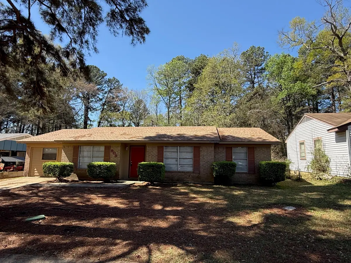 909 Lawrence Dr, Longview, TX 75604 - #1