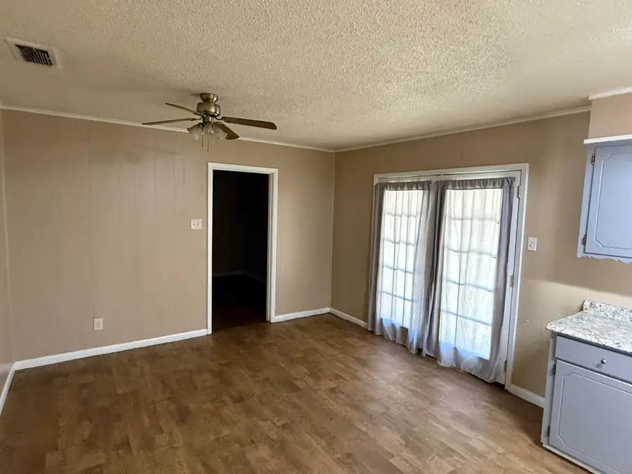 909 Lawrence Dr, Longview, TX 75604 - #3