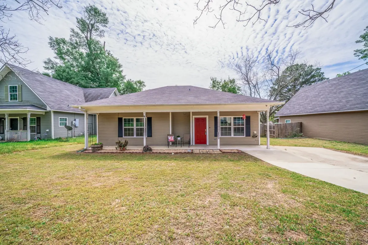 209 W Gay Ave., Gladewater, TX 75647 - #1