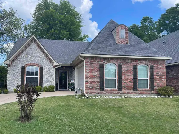 1220 Cobblestone Ct, Carthage, TX 75633