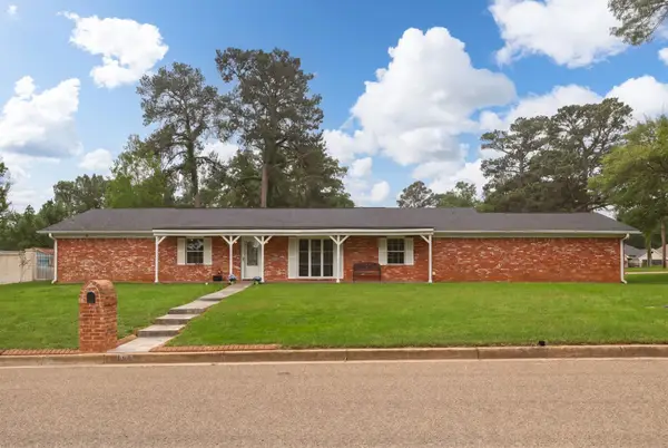 1004 Oakwood Dr, Longview, TX 75604